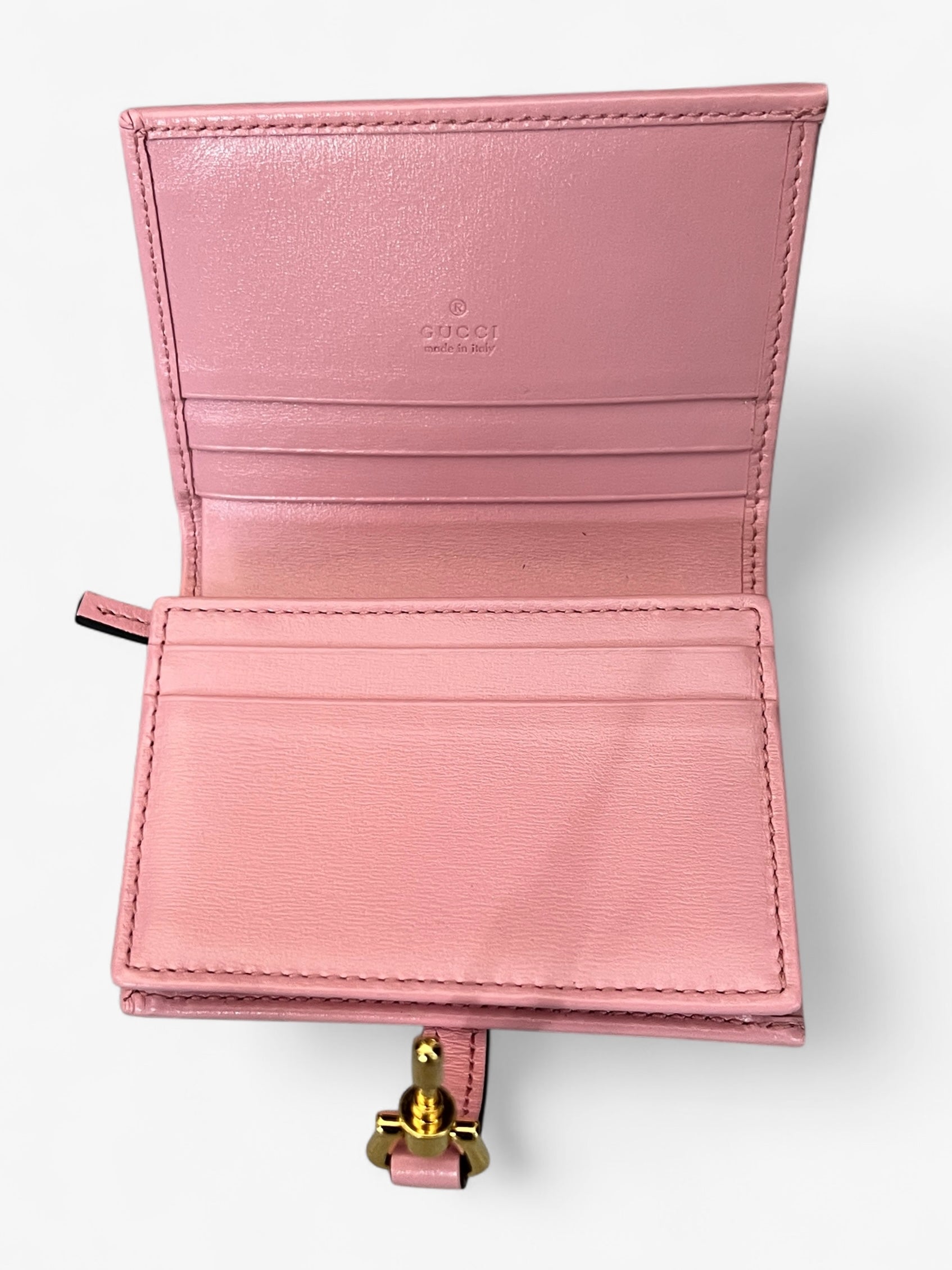 portefeuille Gucci Jackie 1961 de couleur rose.
