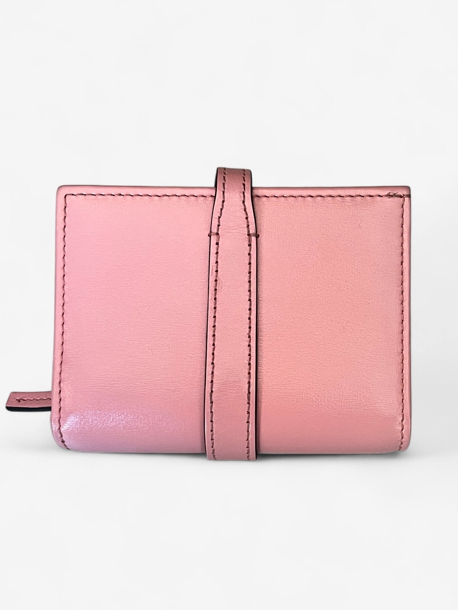 portefeuille Gucci Jackie 1961 de couleur rose.