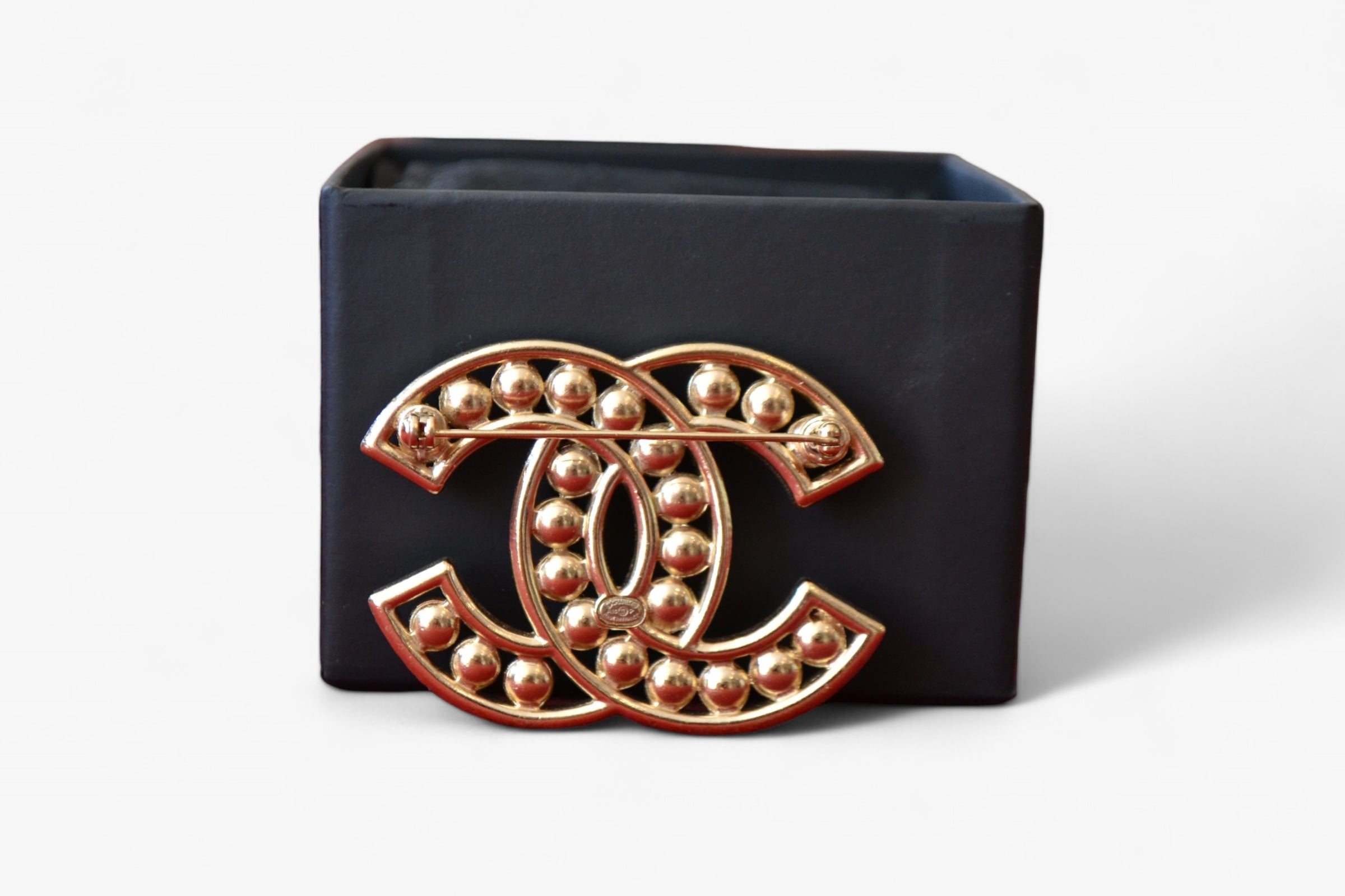 Broche perlée
