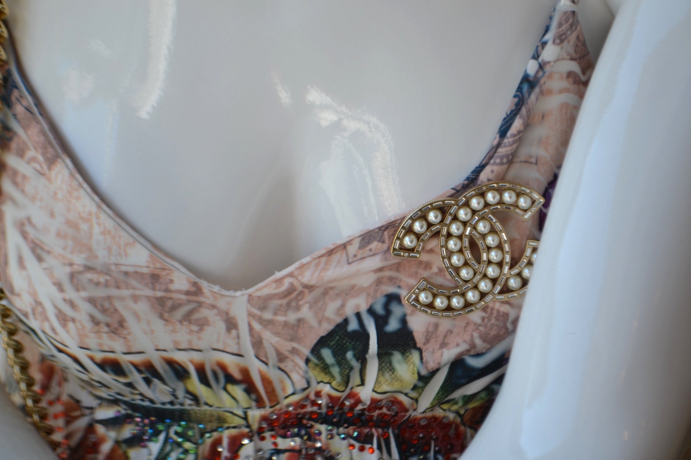 Broche perlée