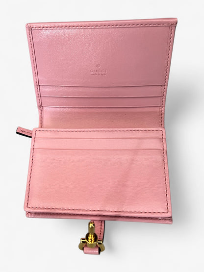 portefeuille Gucci Jackie 1961 de couleur rose.