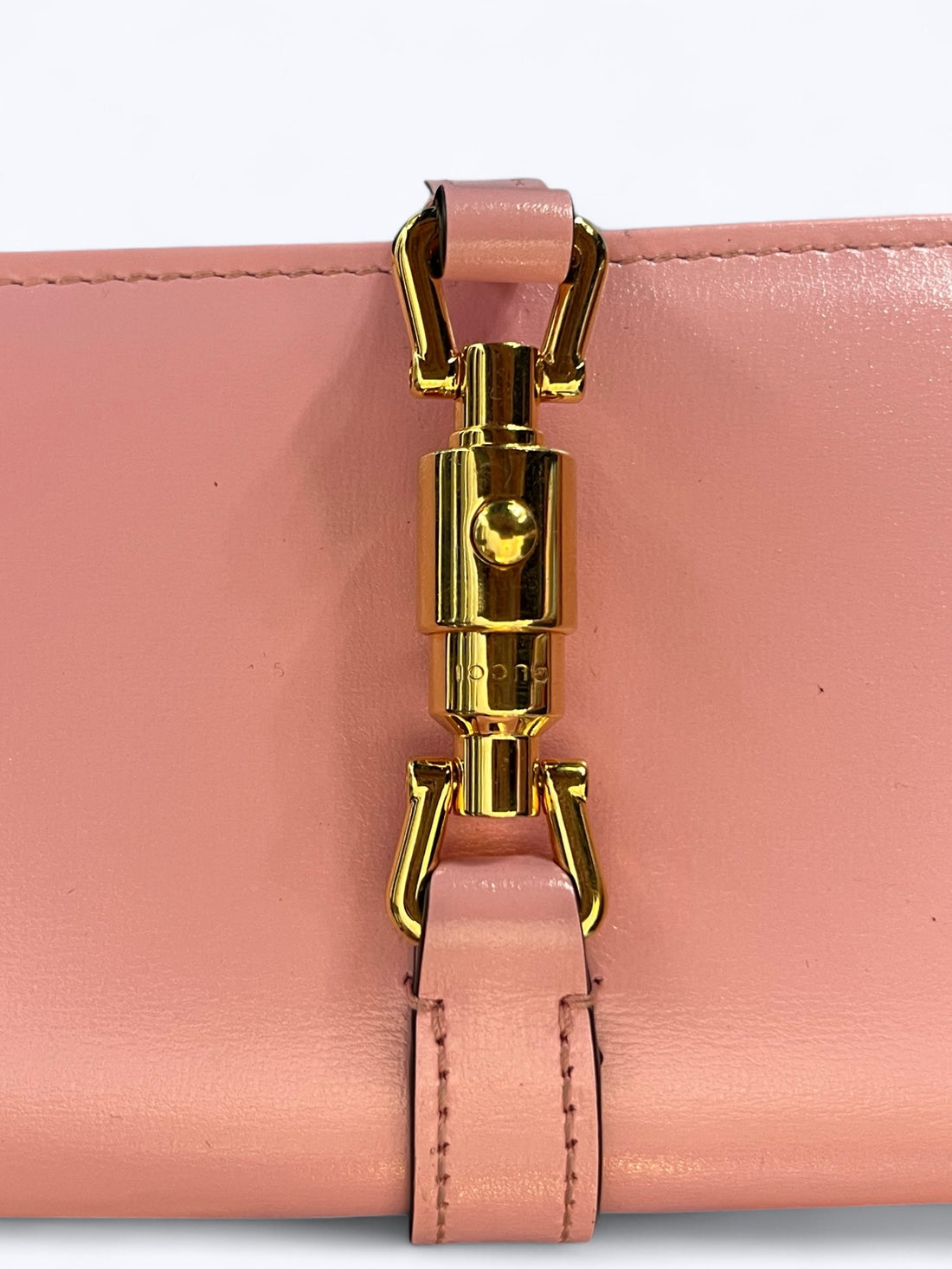 portefeuille Gucci Jackie 1961 de couleur rose.