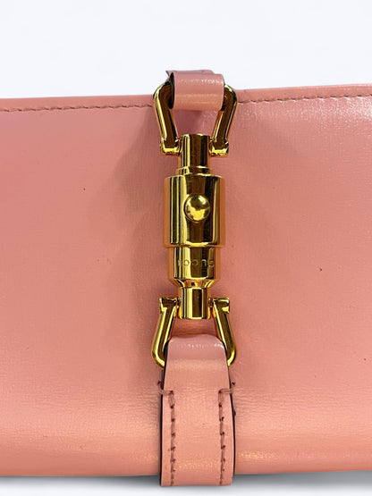 portefeuille Gucci Jackie 1961 de couleur rose.