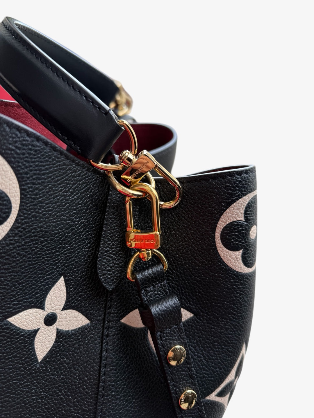 Sac NéoNoé MM en cuir Monogram Empreinte Giant Noir.